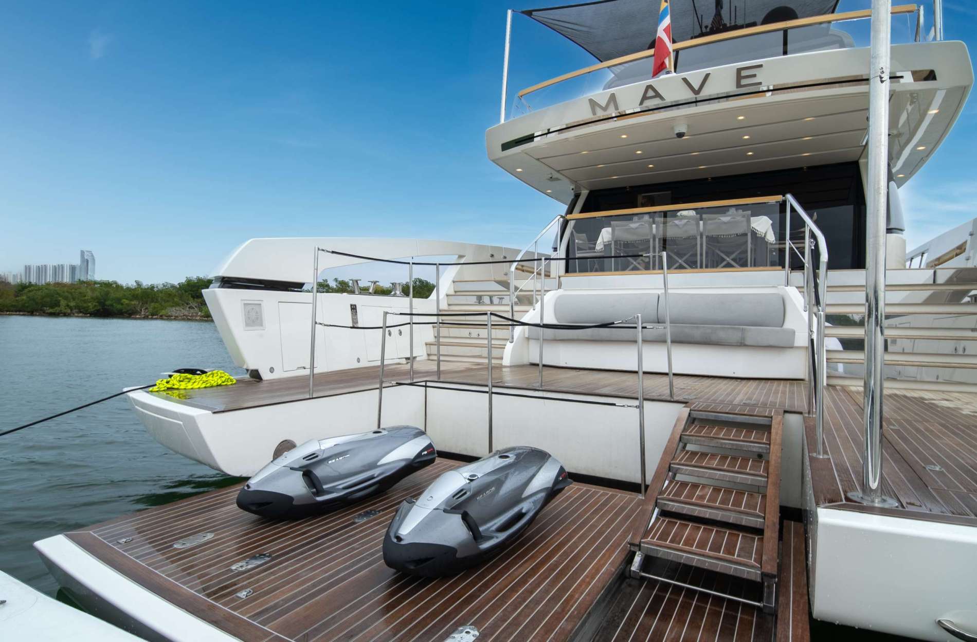 209 Beach club with hydraulic platform.jpg