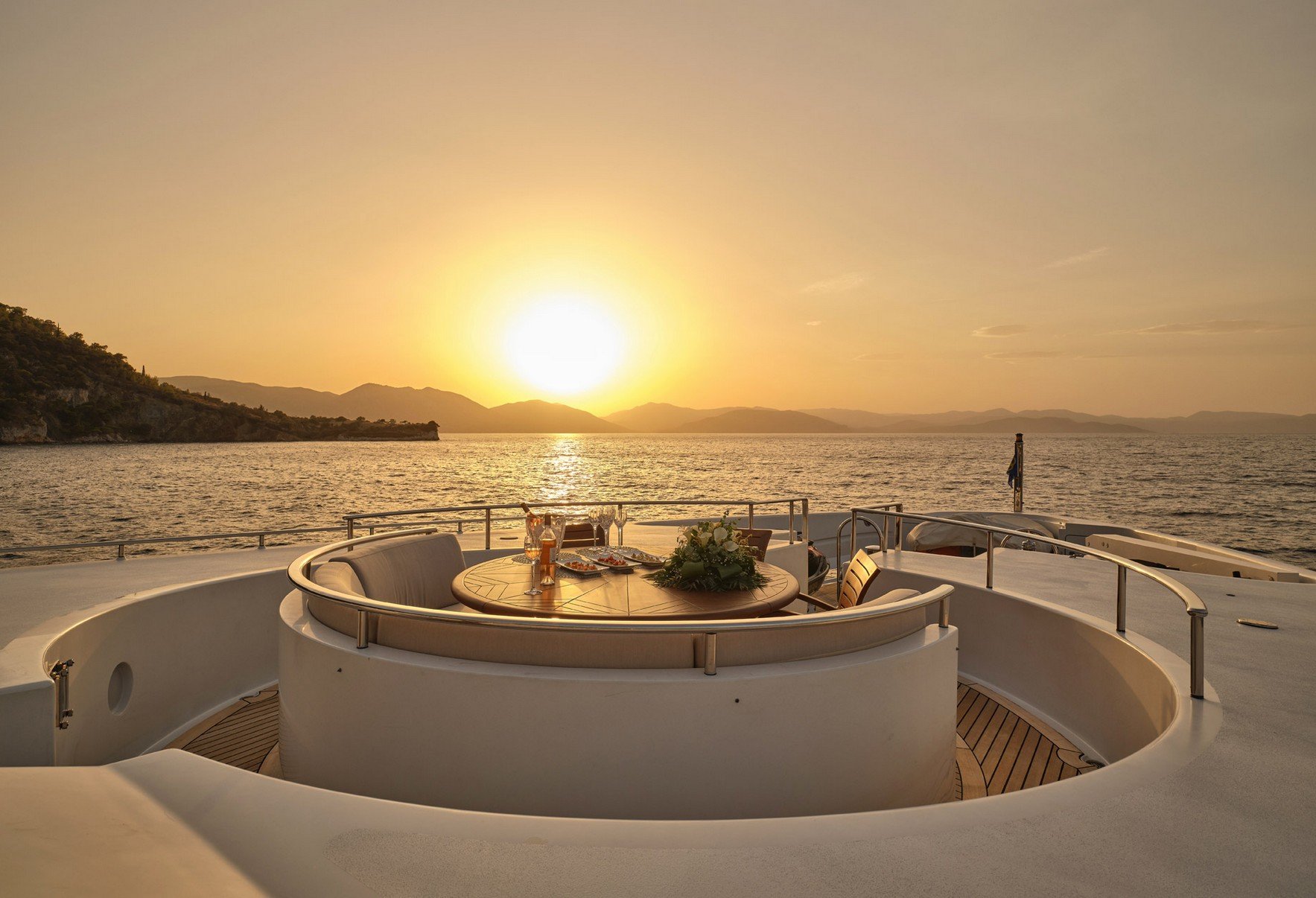209 Foredeck dining.jpg
