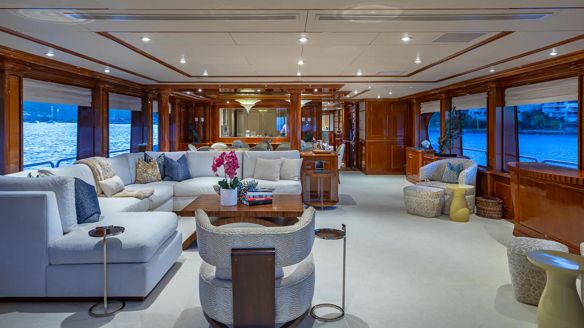 209 Main deck salon.jpg