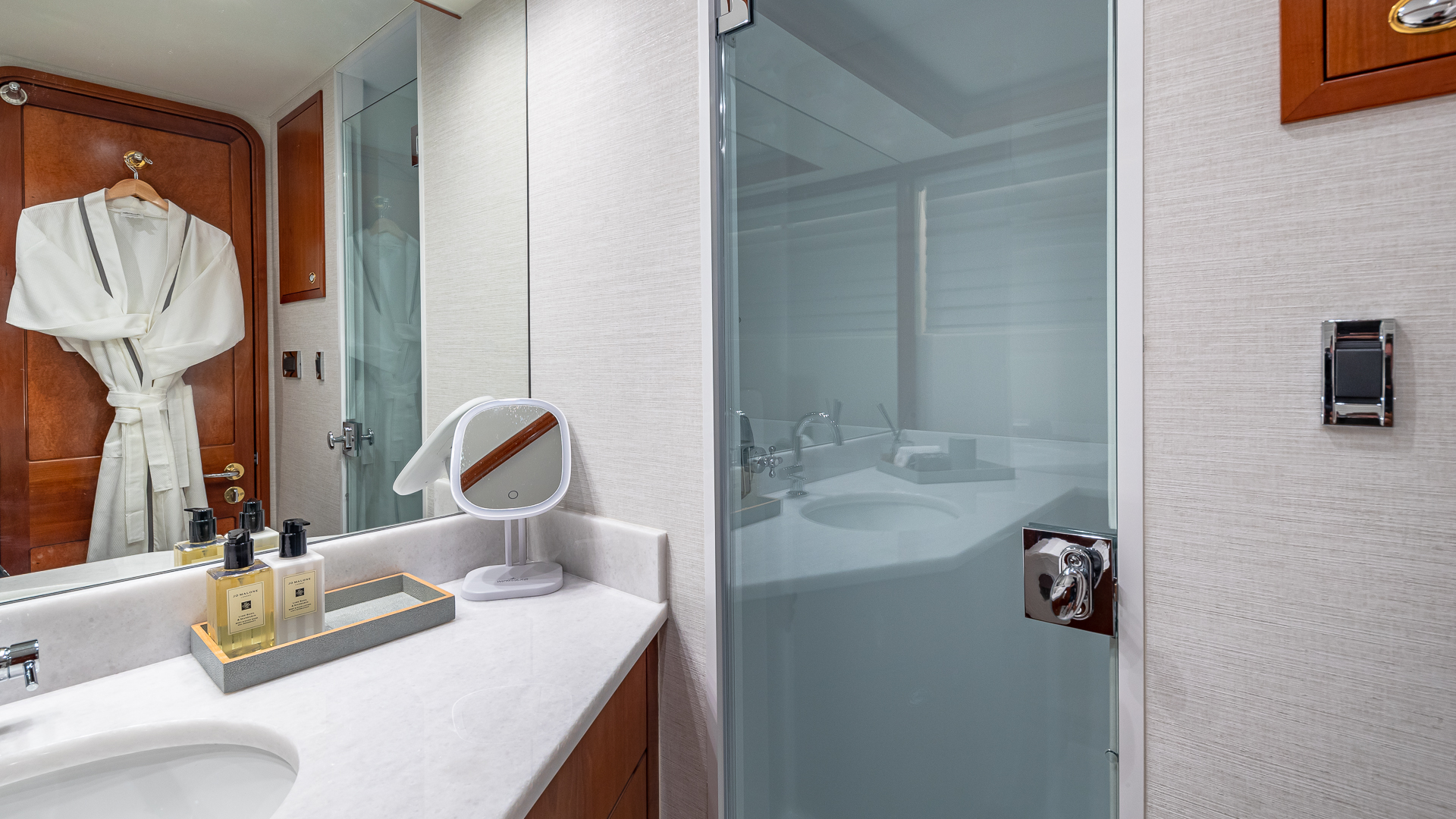 21 Port Queen Ensuite.jpg
