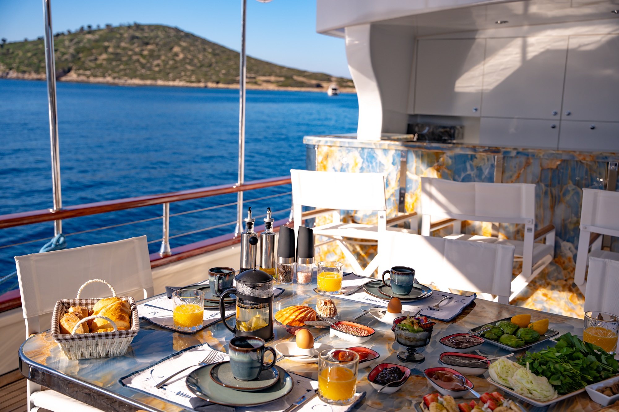 210 Bar and dining on deck.jpg