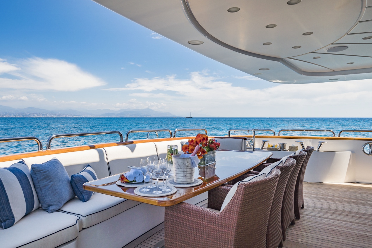 210 Main deck dining.jpg
