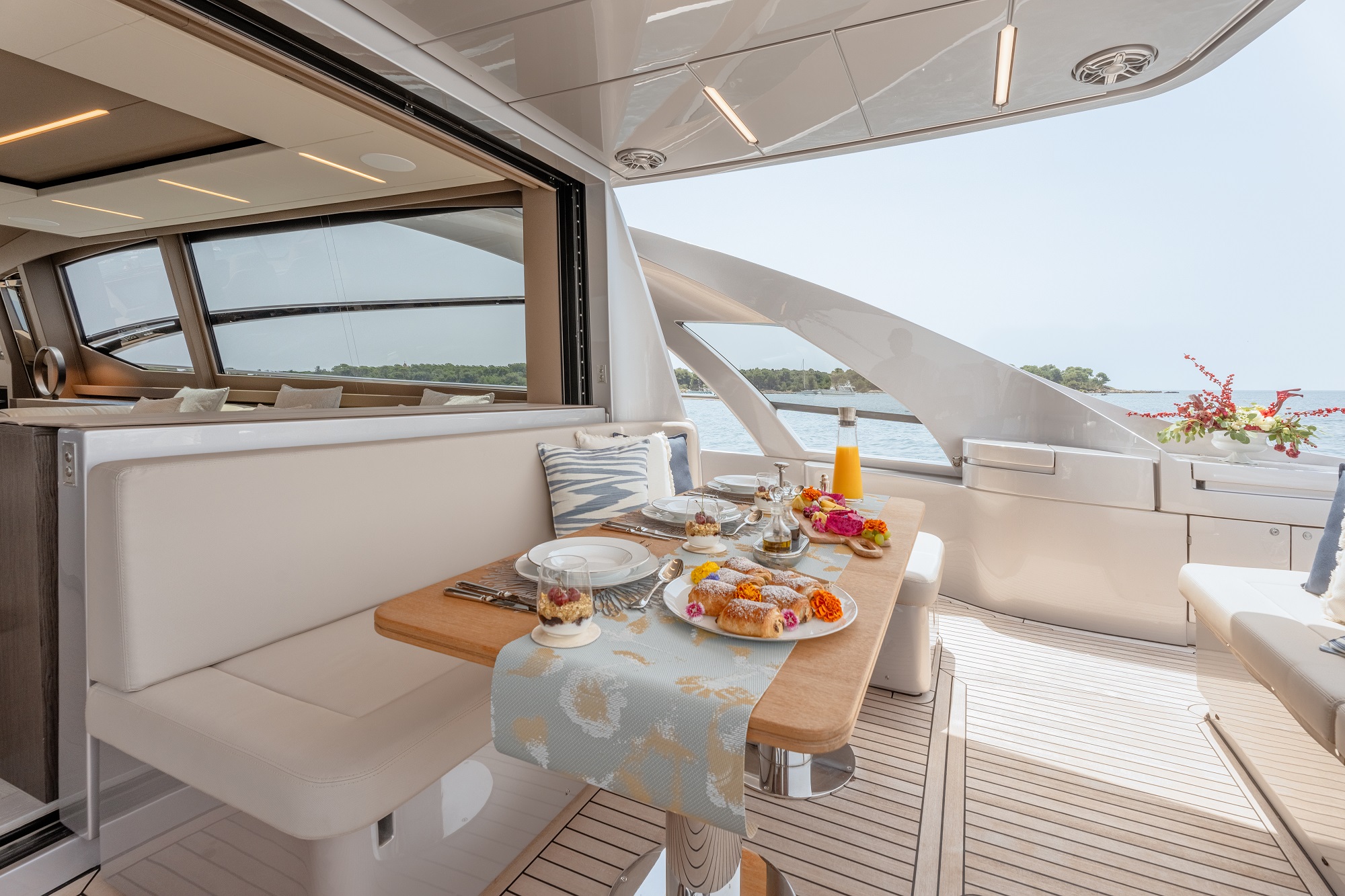 211 Aft cockpit dining.jpg