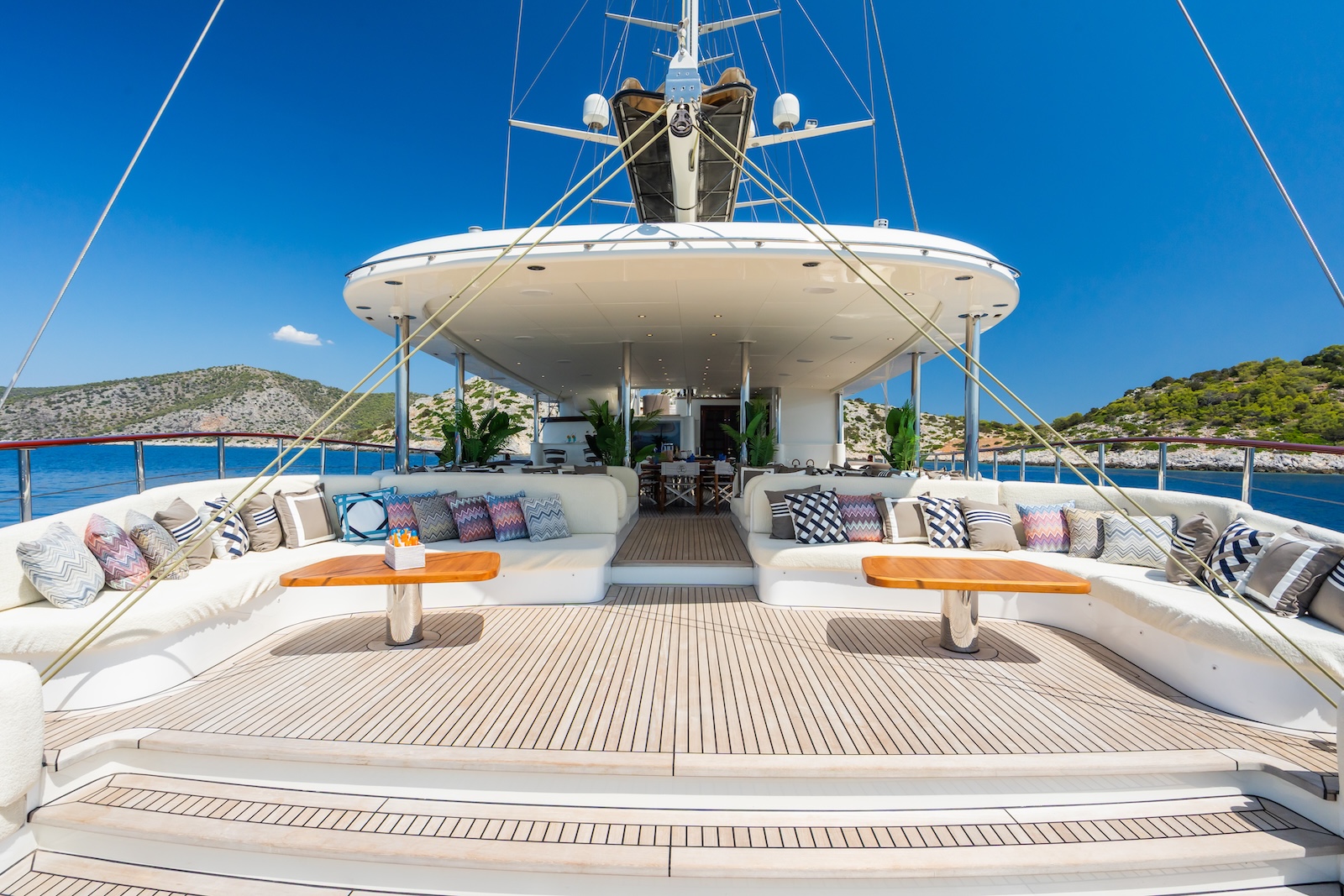 211 Deck lounge.jpg