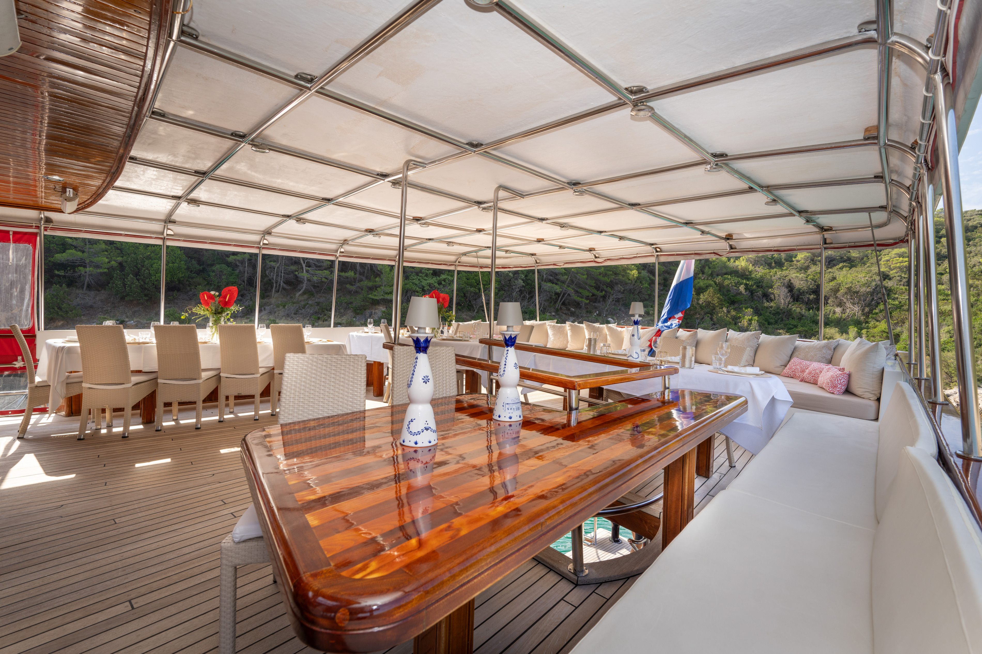 212 Deck dining.jpg