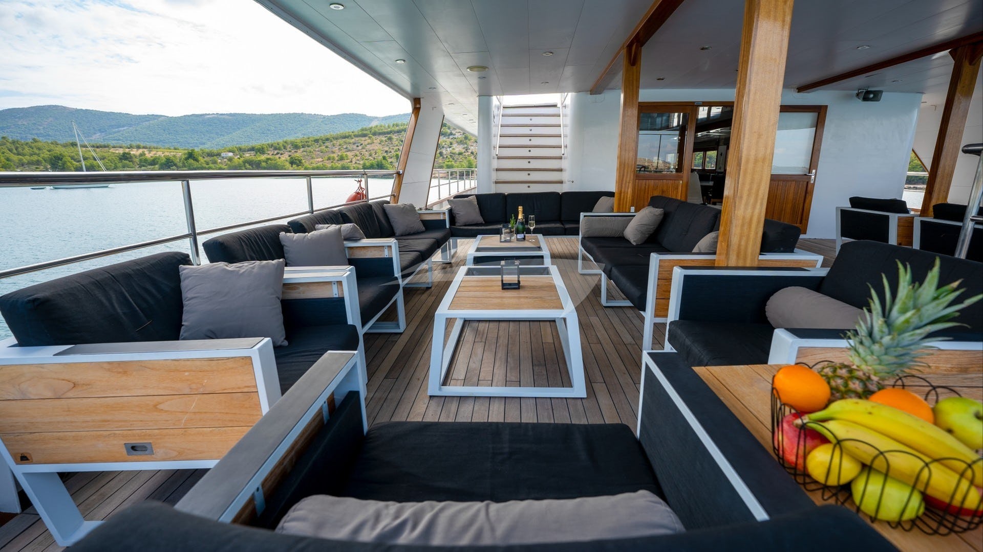 212 Deck furnishings.jpg