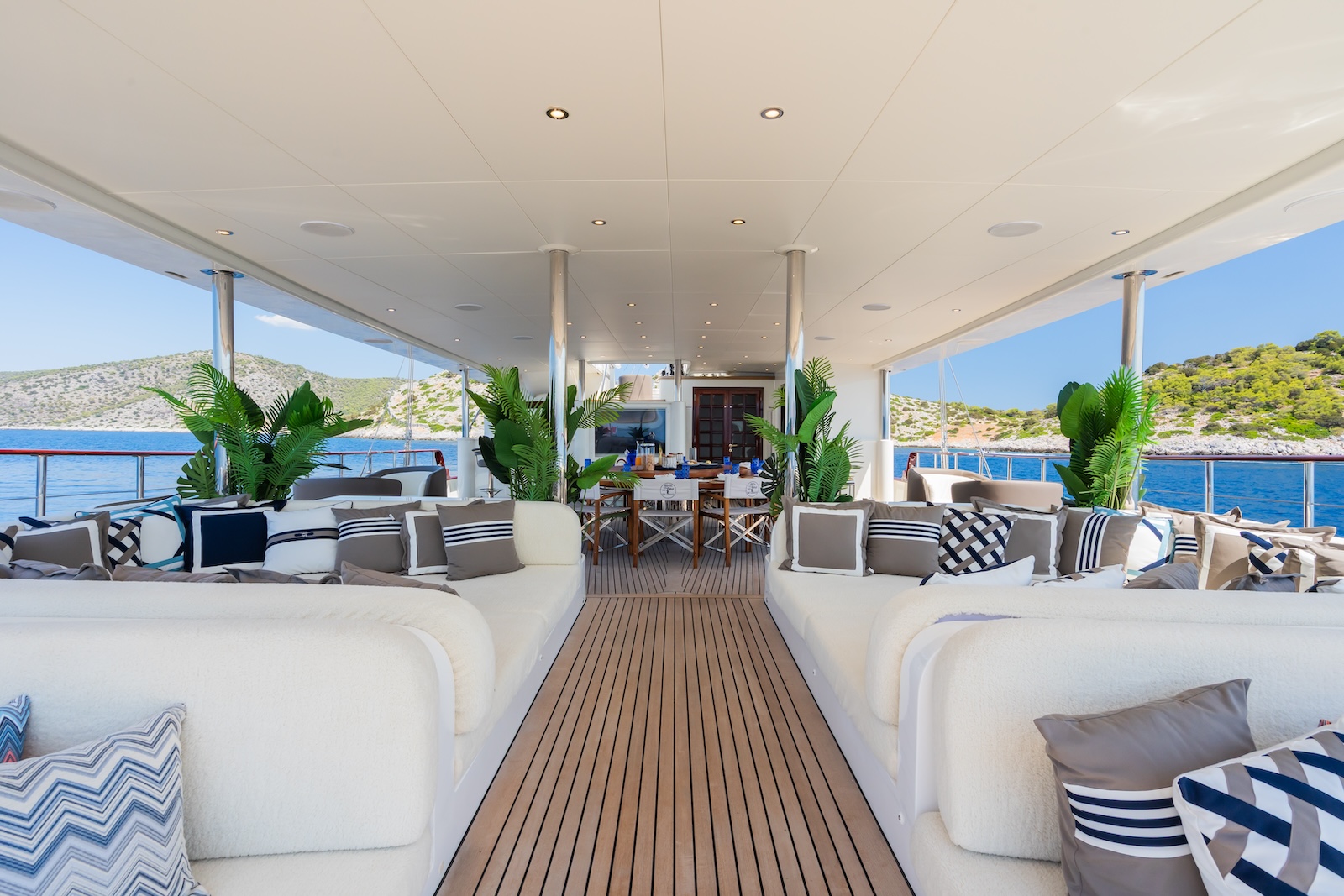 212 Deck lounge.jpg