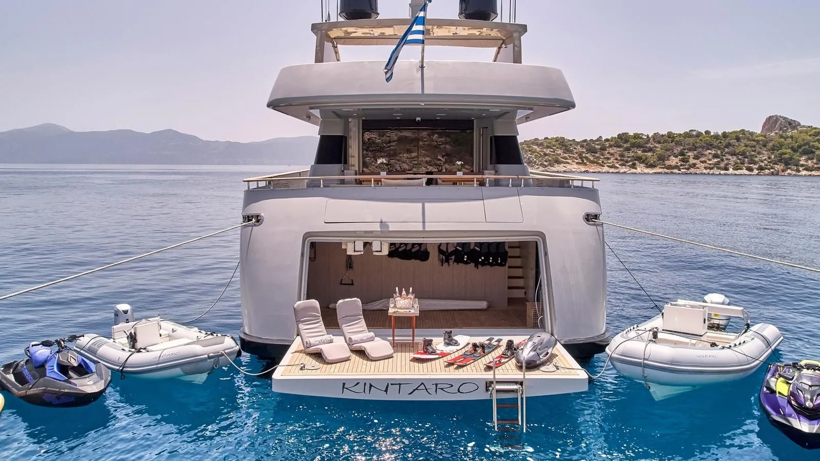 212 Stern with water toys.jpg