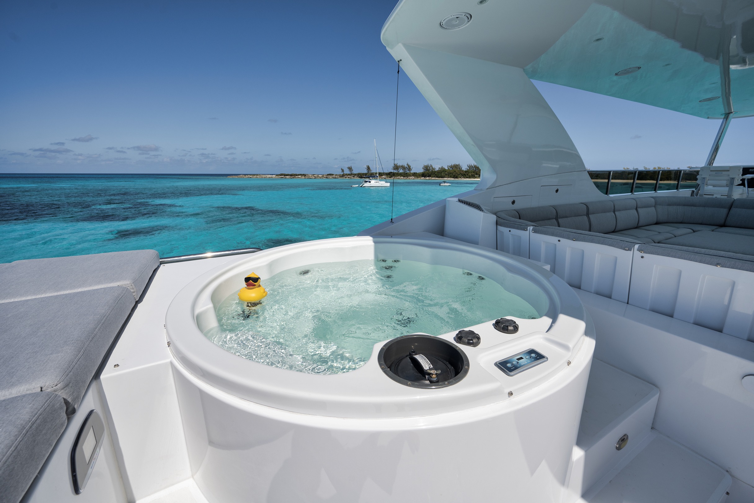 22. Flybridge Jacuzzi.jpg
