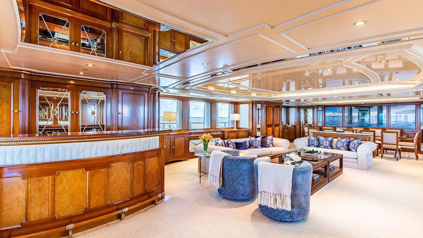 3.1 Main salon bar.jpg