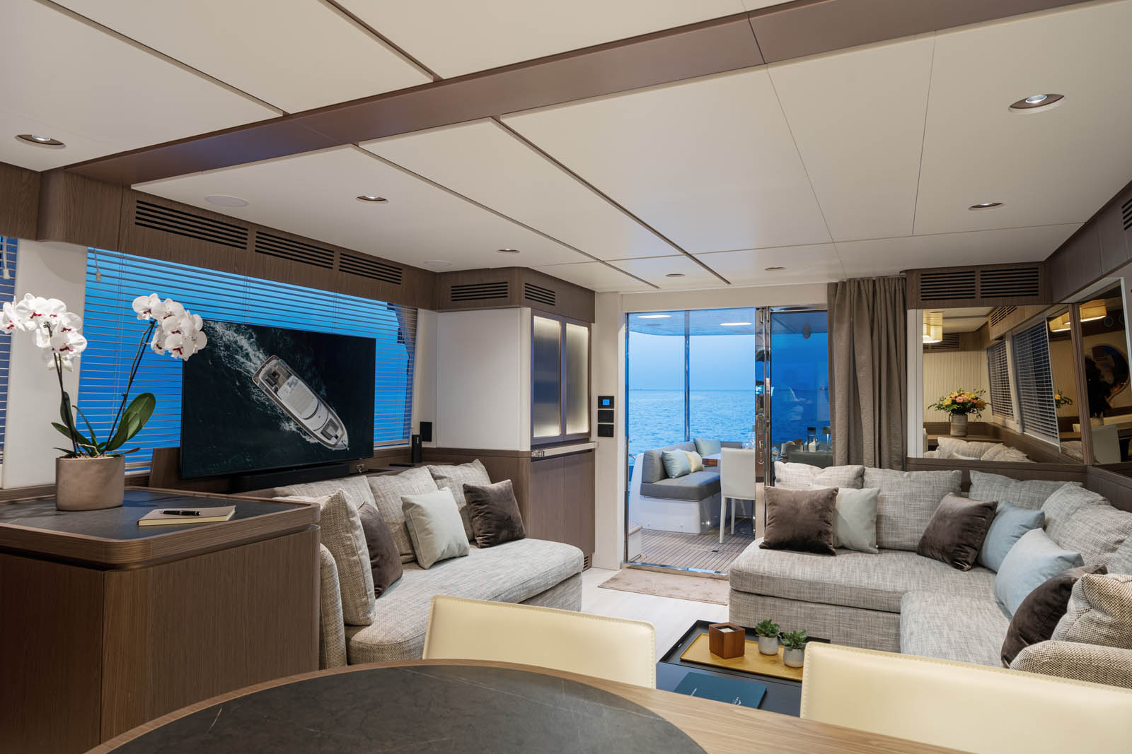 3.1 Main salon view aft to starboard.jpg