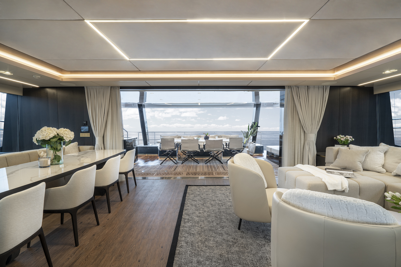 3.2 Main salon looking aft.jpg