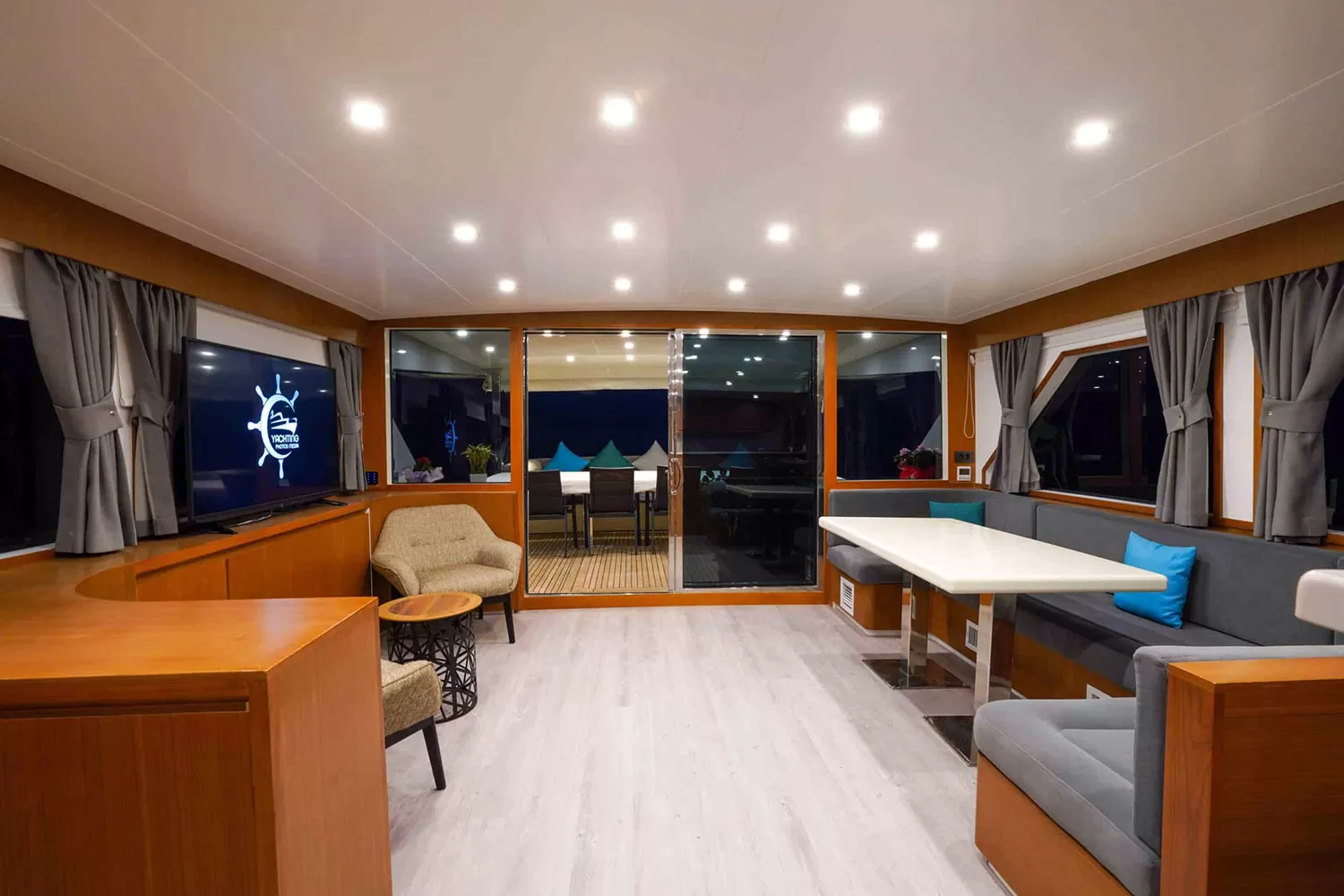 3.2 Main salon view aft.png