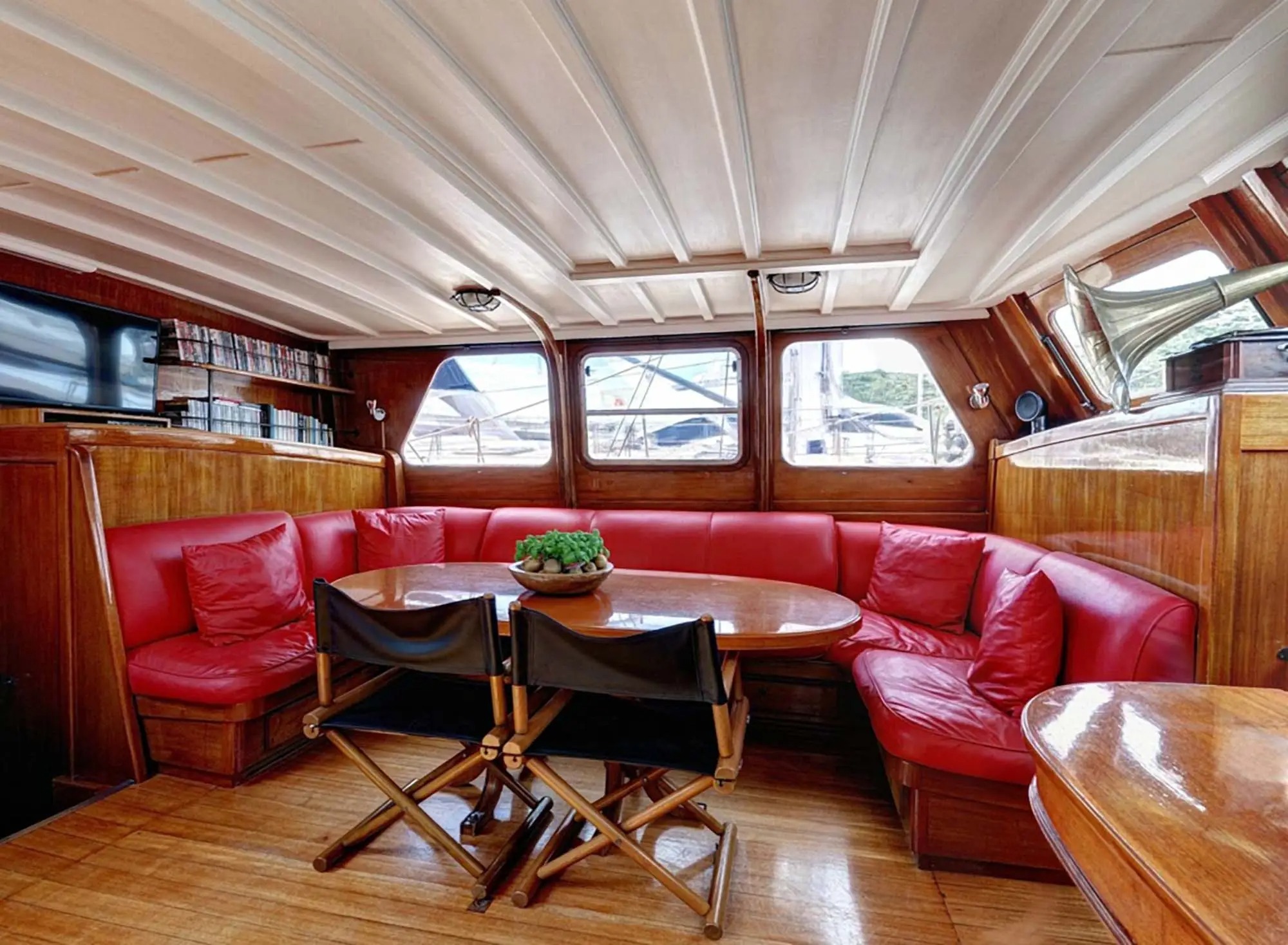 3.2 Spacious banquette seating.jpg