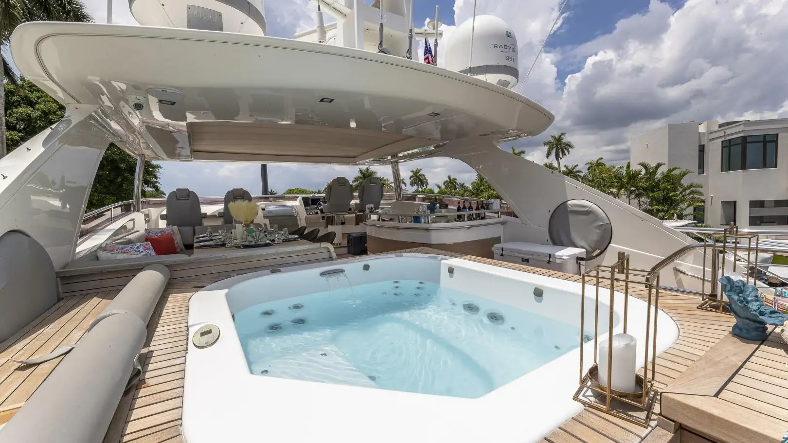 301 Sun deck jacuzzi.jpg