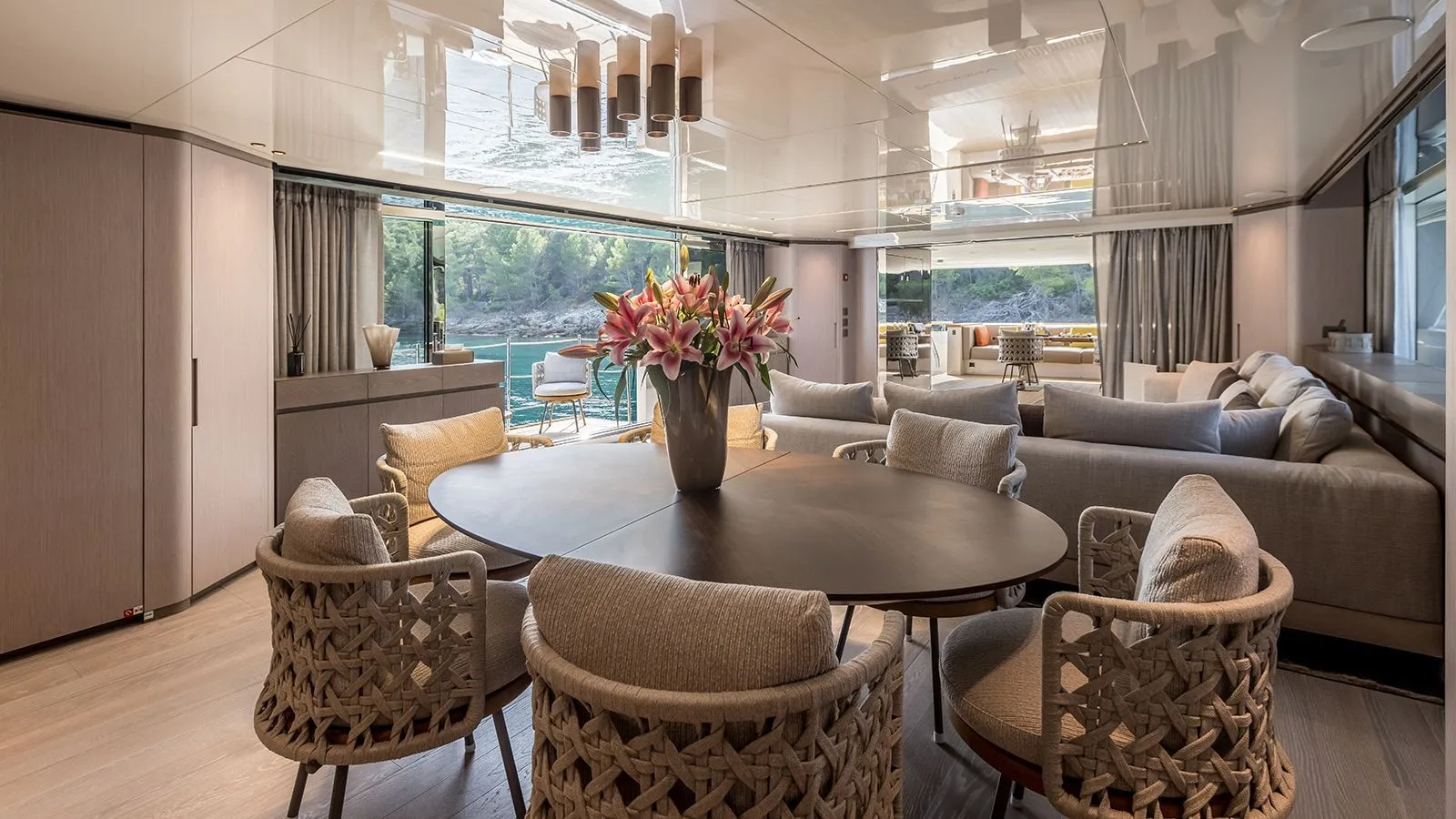 302 Main deck dining.jpg