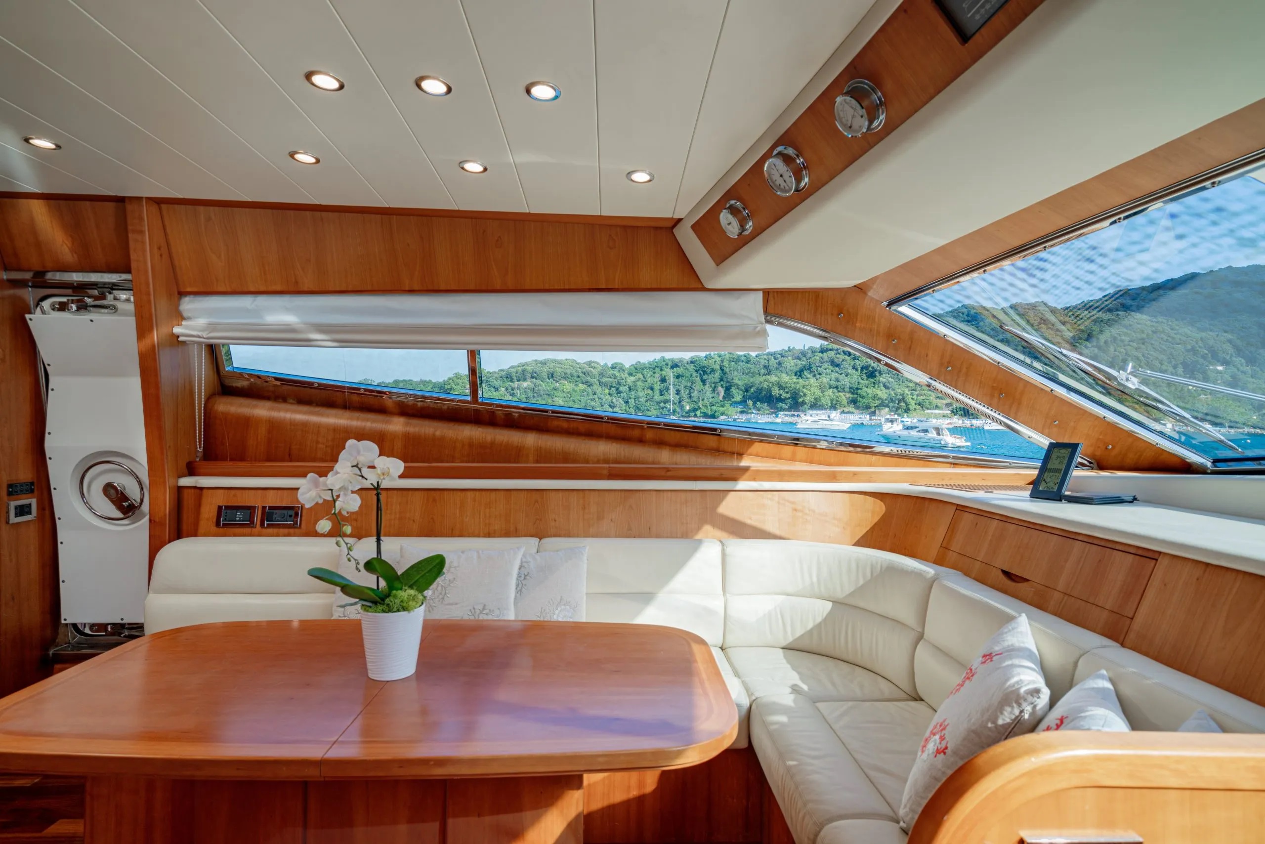 303 Forward dinette.jpg