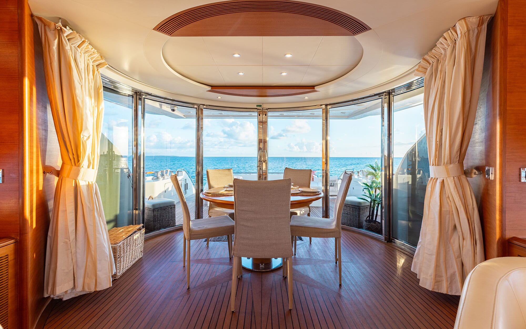 304 Alternative dining on Main deck.jpg