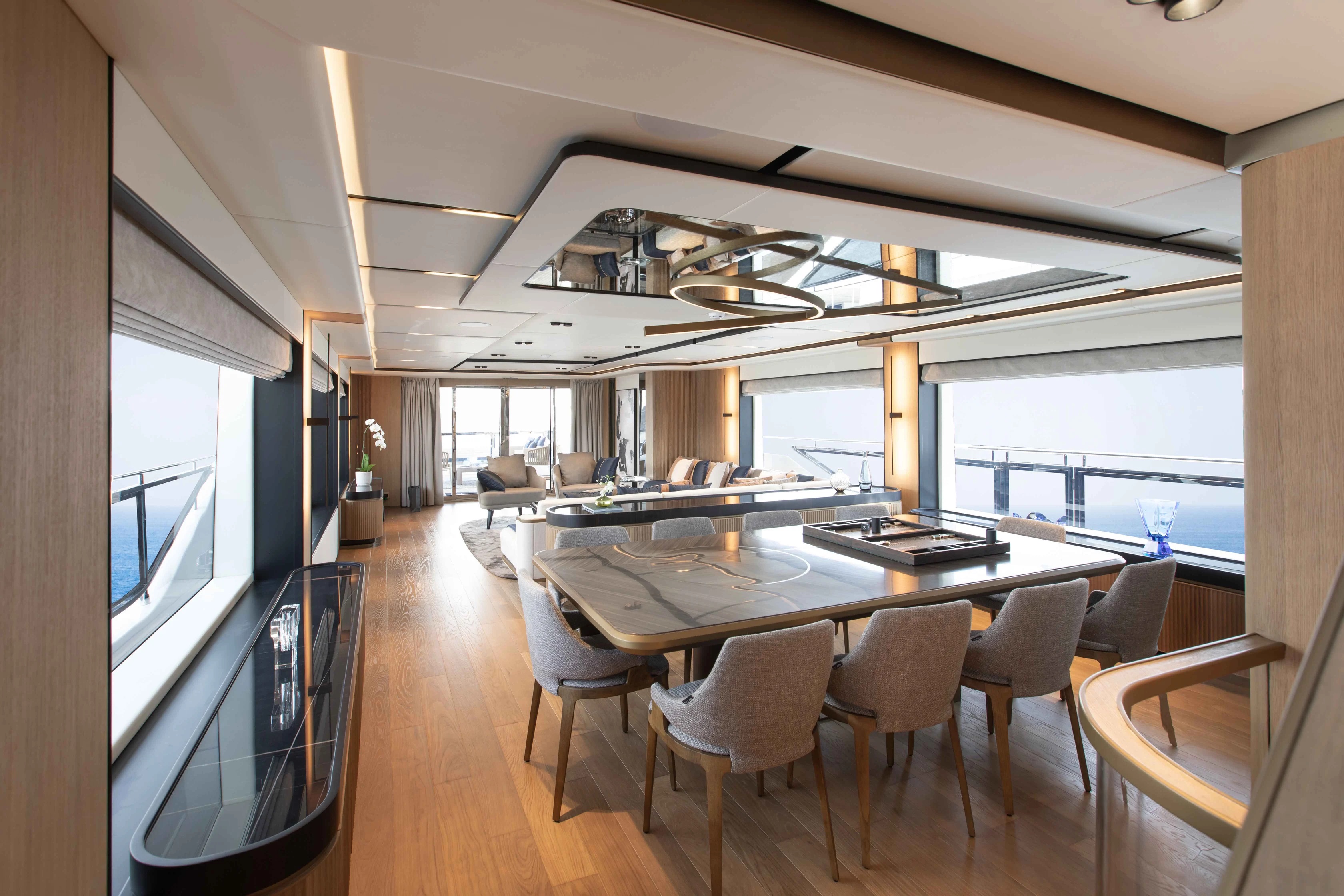 304 Dining area view aft.jpg