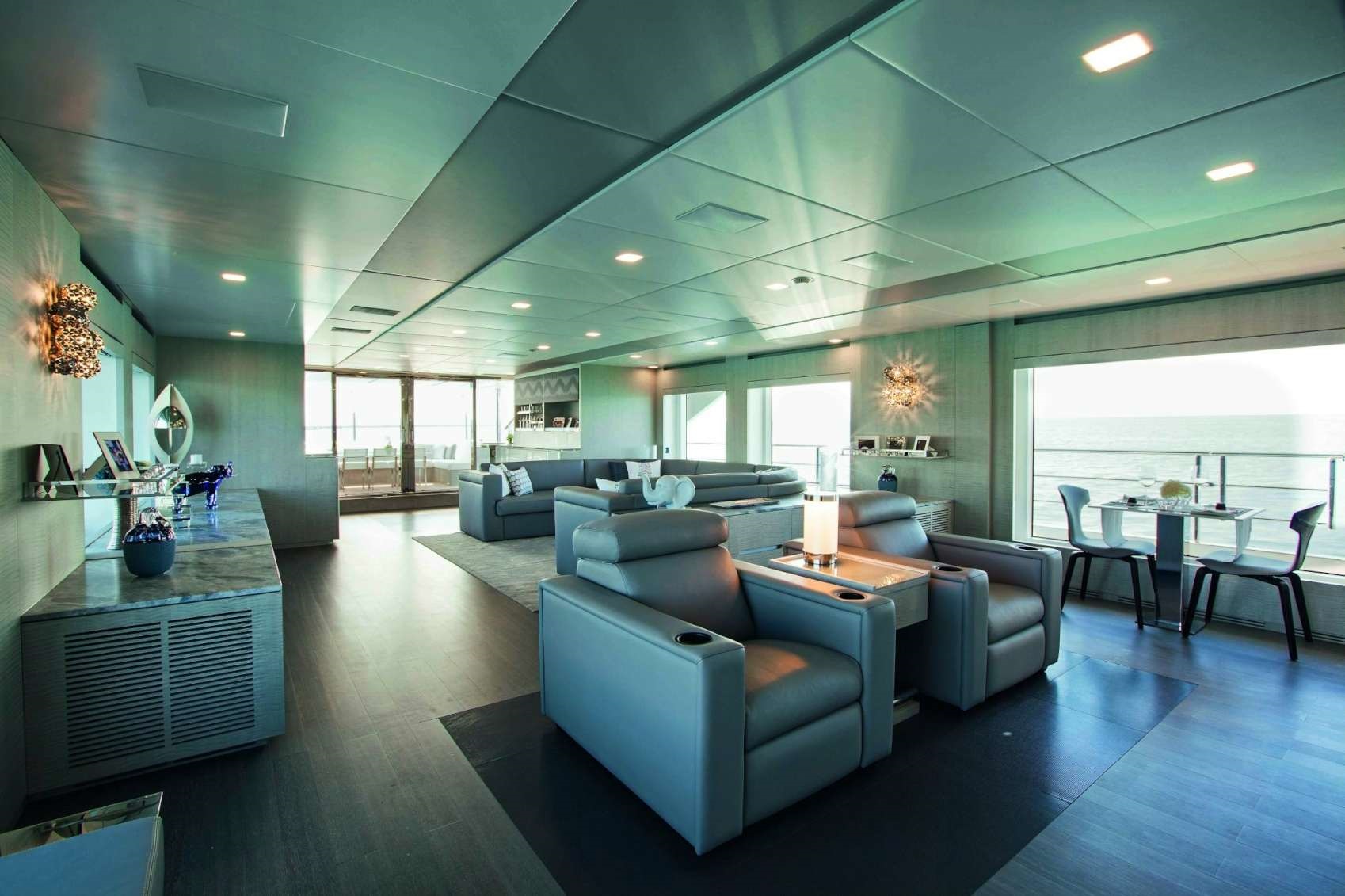 304 Main deck salon.jpg