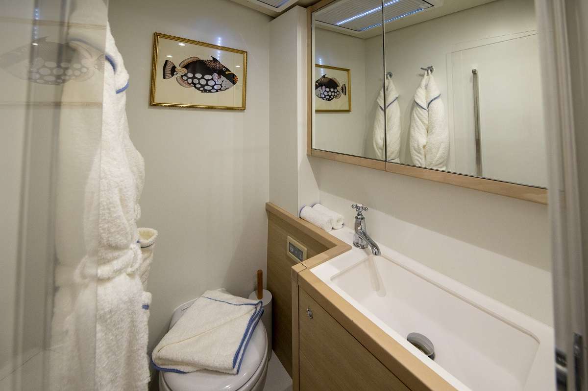 304 Sailing Catamaran NOMADA En Suite.jpg