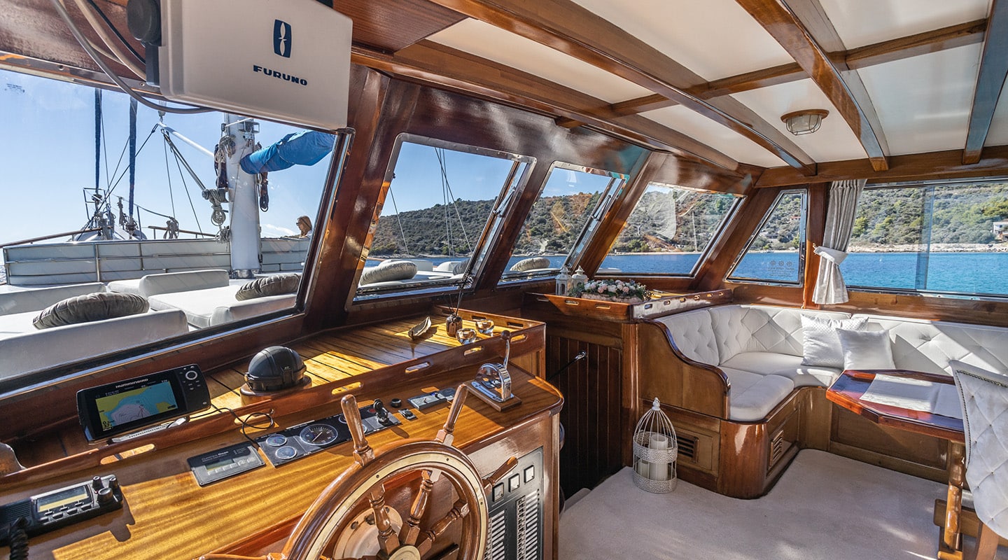 305 ANDI STAR Saloon and helm.jpg