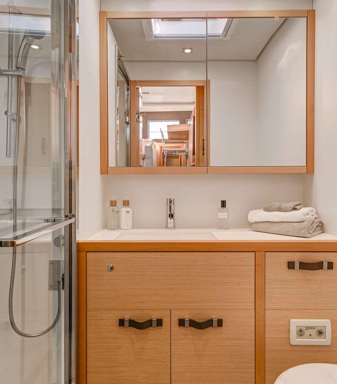 305 Motor Catamaran ULTRA 64 En Suite.jpg