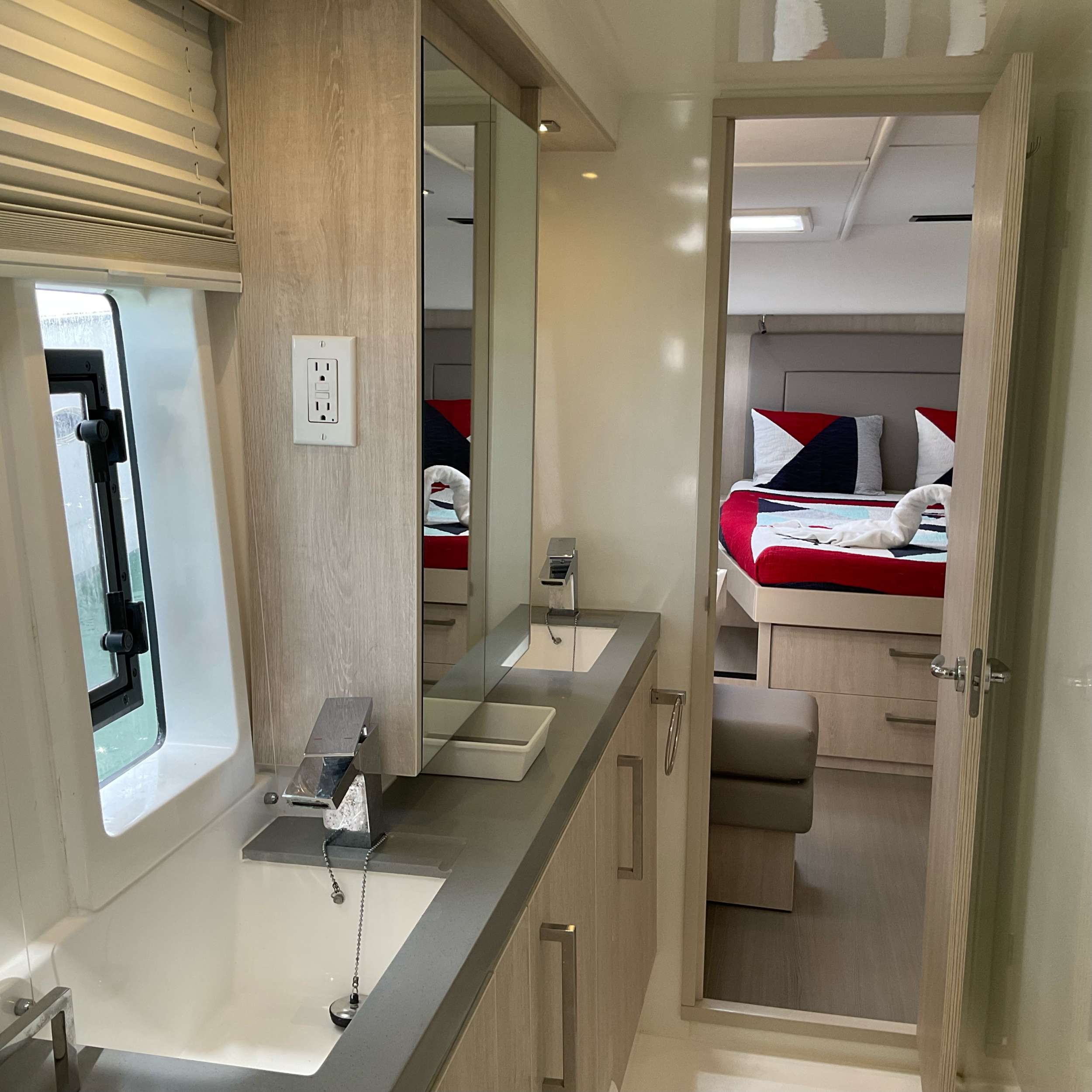 305 Sailing Catamaran RUBY ONE En Suite.jpg