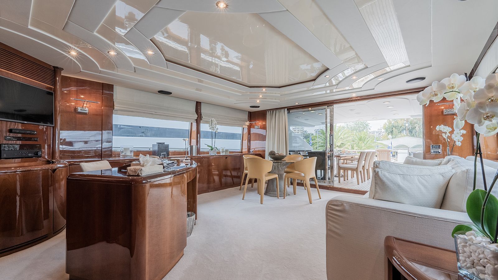 305 Upper deck salon.jpg