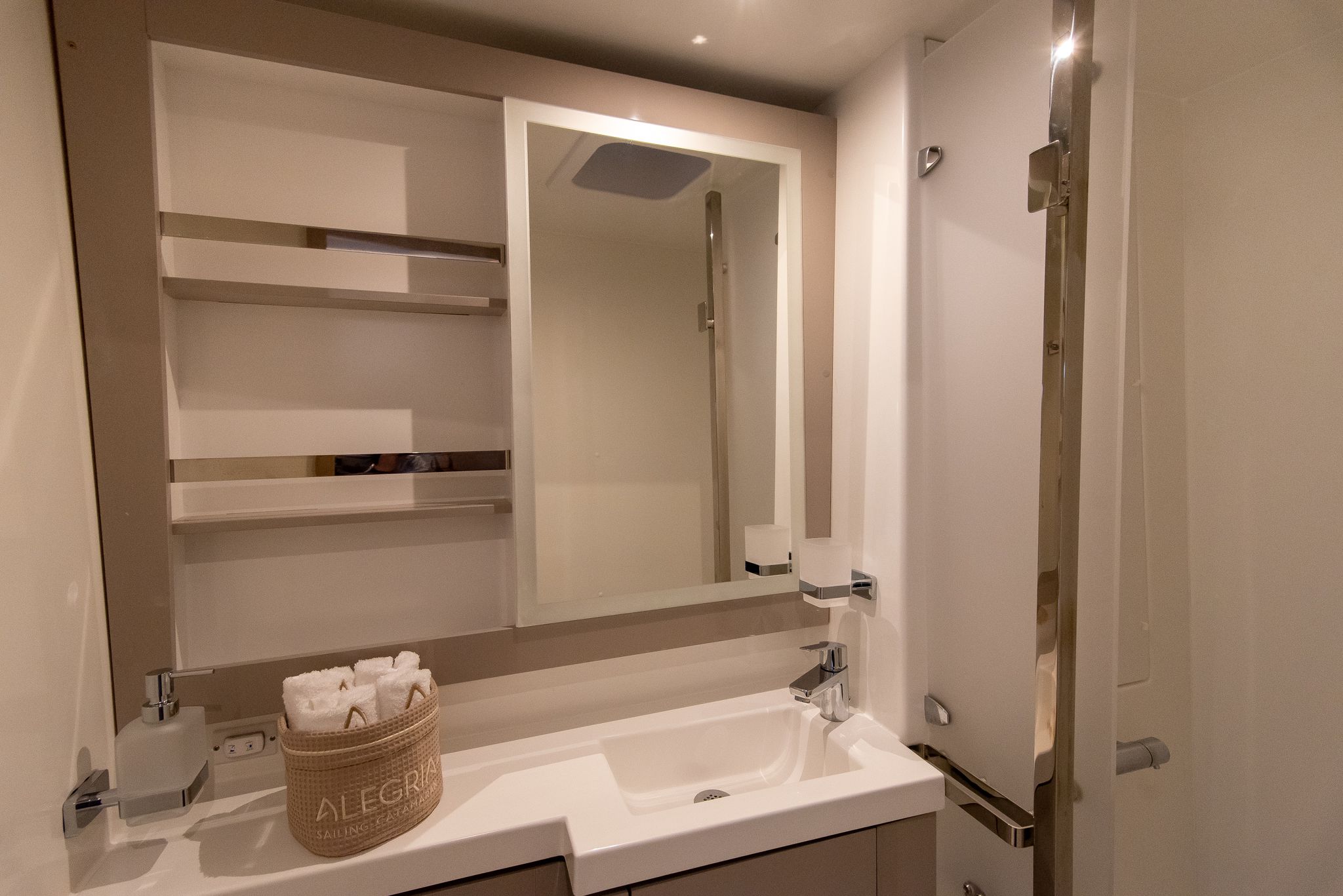 306 Ensuite bathroom.jpg