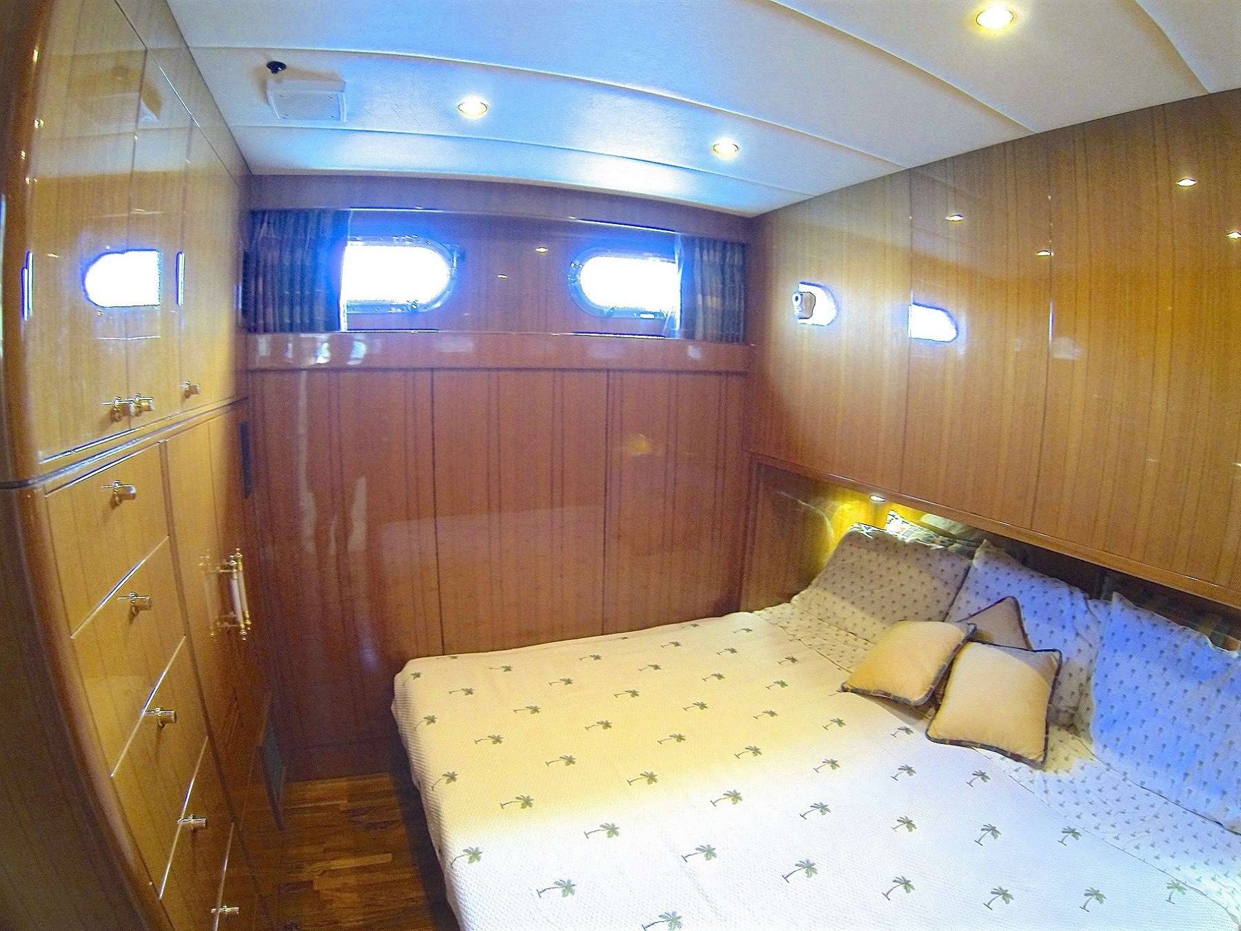 306 Motor Yacht MCGREGOR III Convertible Cabin 2.jpg