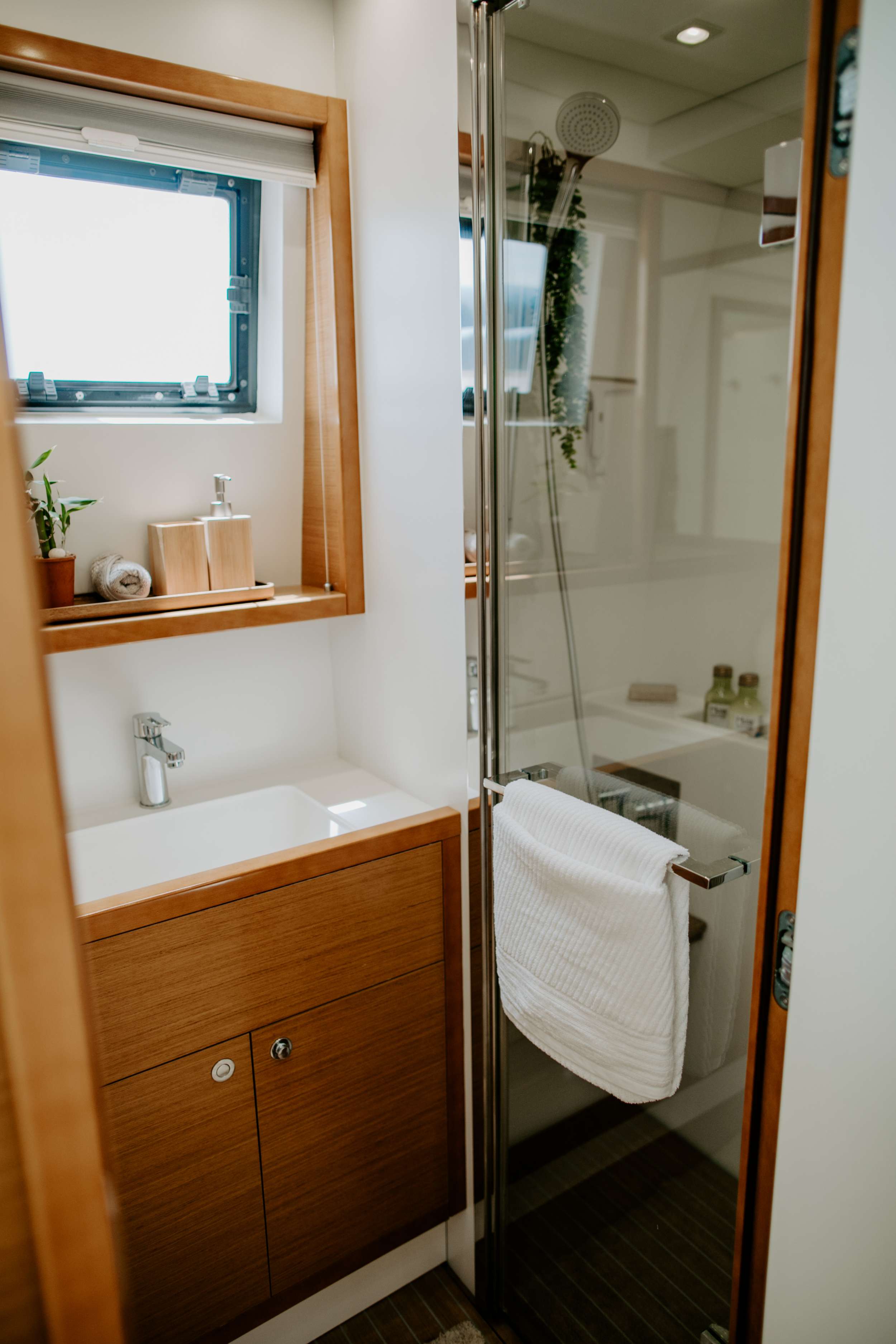 306 Sailing Catamaran EBB & FLOW En Suite.jpg