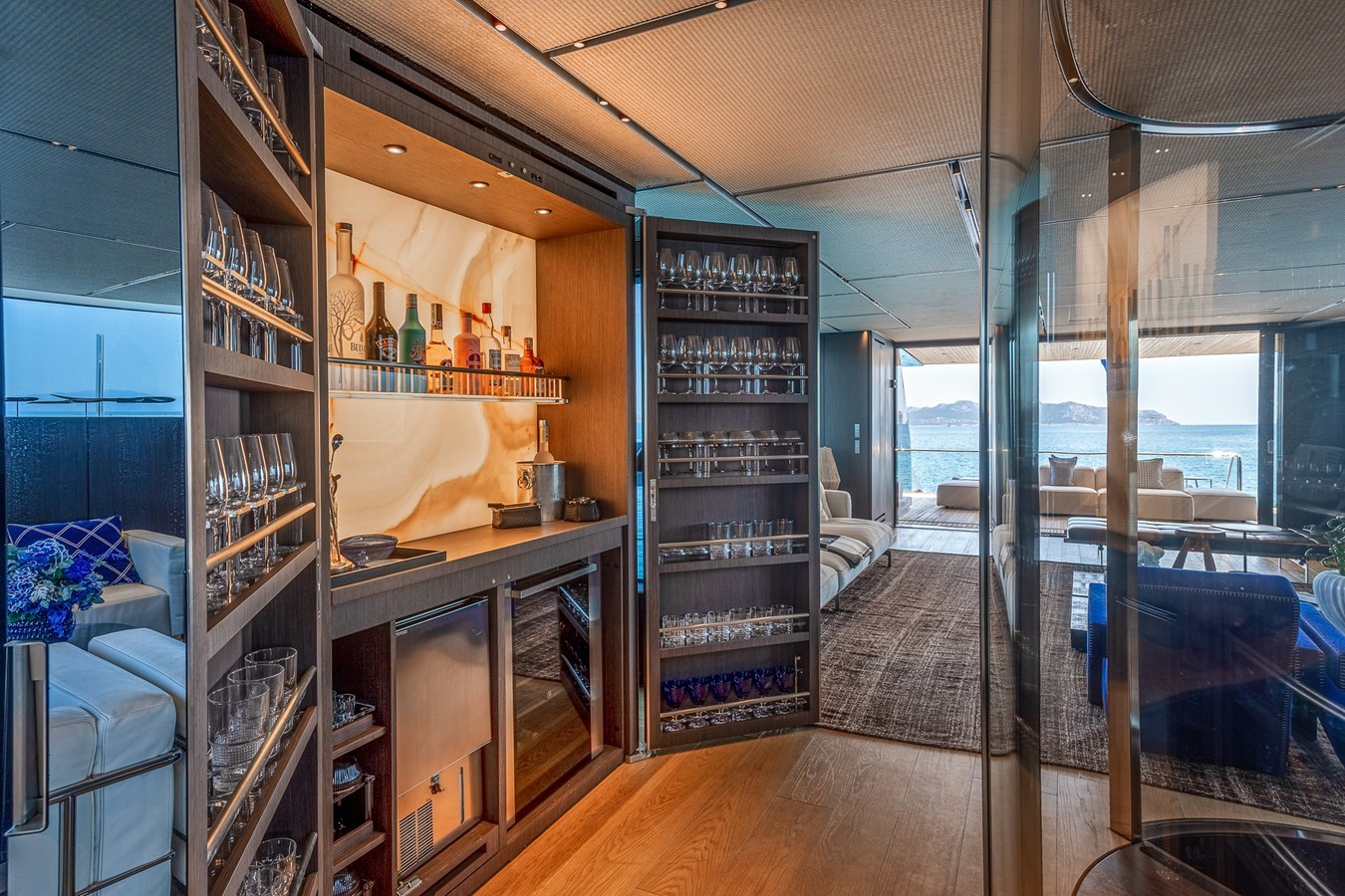 306 Salon fold out bar.jpg
