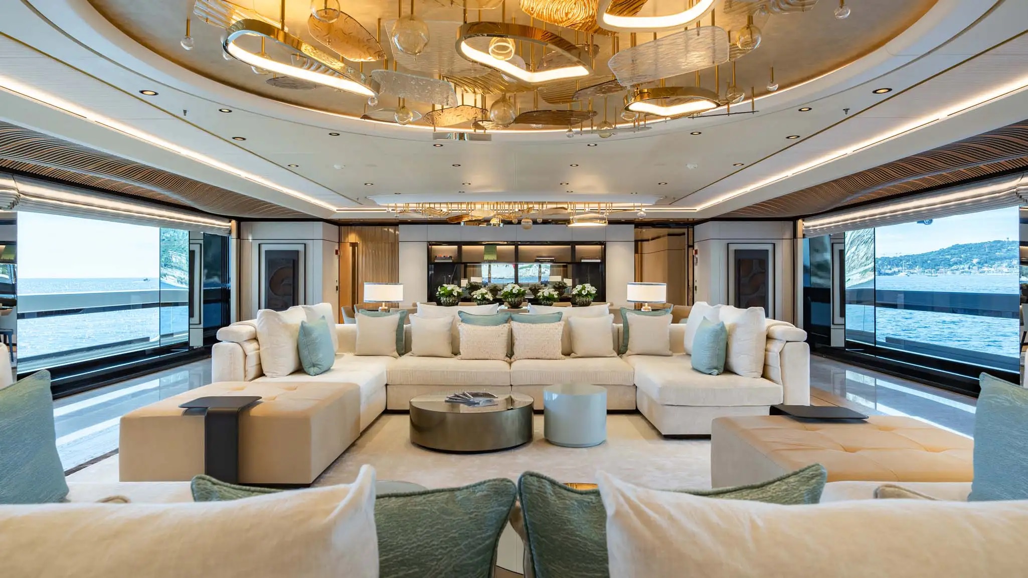 307 Main deck salon.jpg