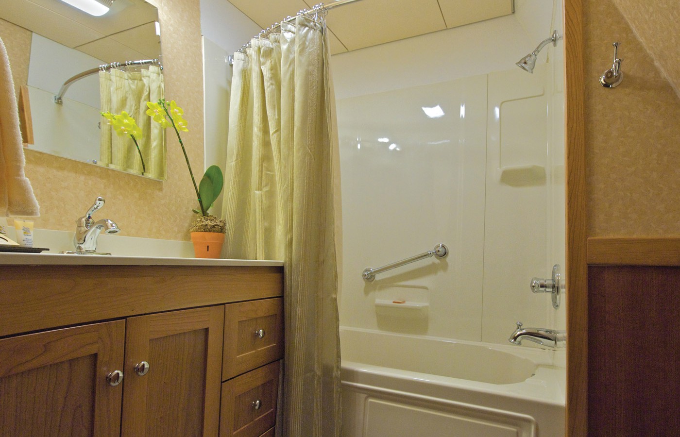 32admiral_stateroom_bath_sm-1400x900.jpg