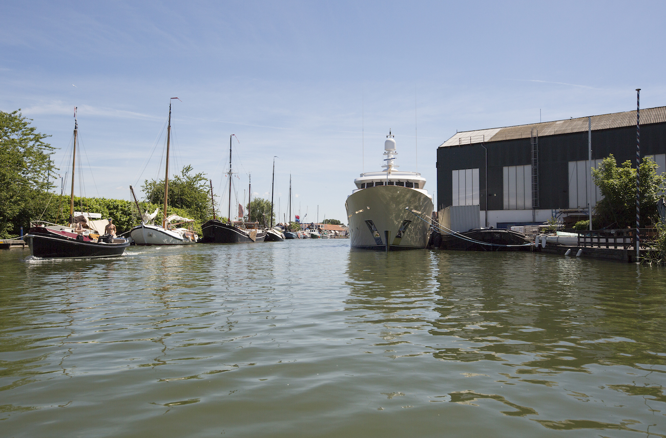 38m luxury superyacht by Hakvoort.jpg