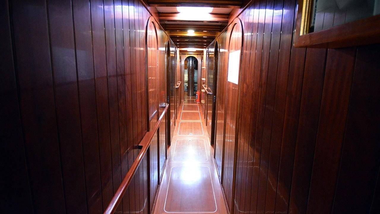 4.1 Classic yacht decor.jpg