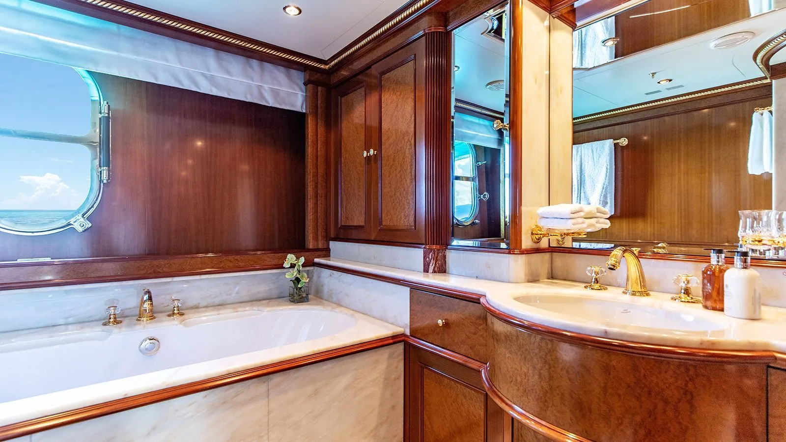4.11 Ensuite bathroom.jpg