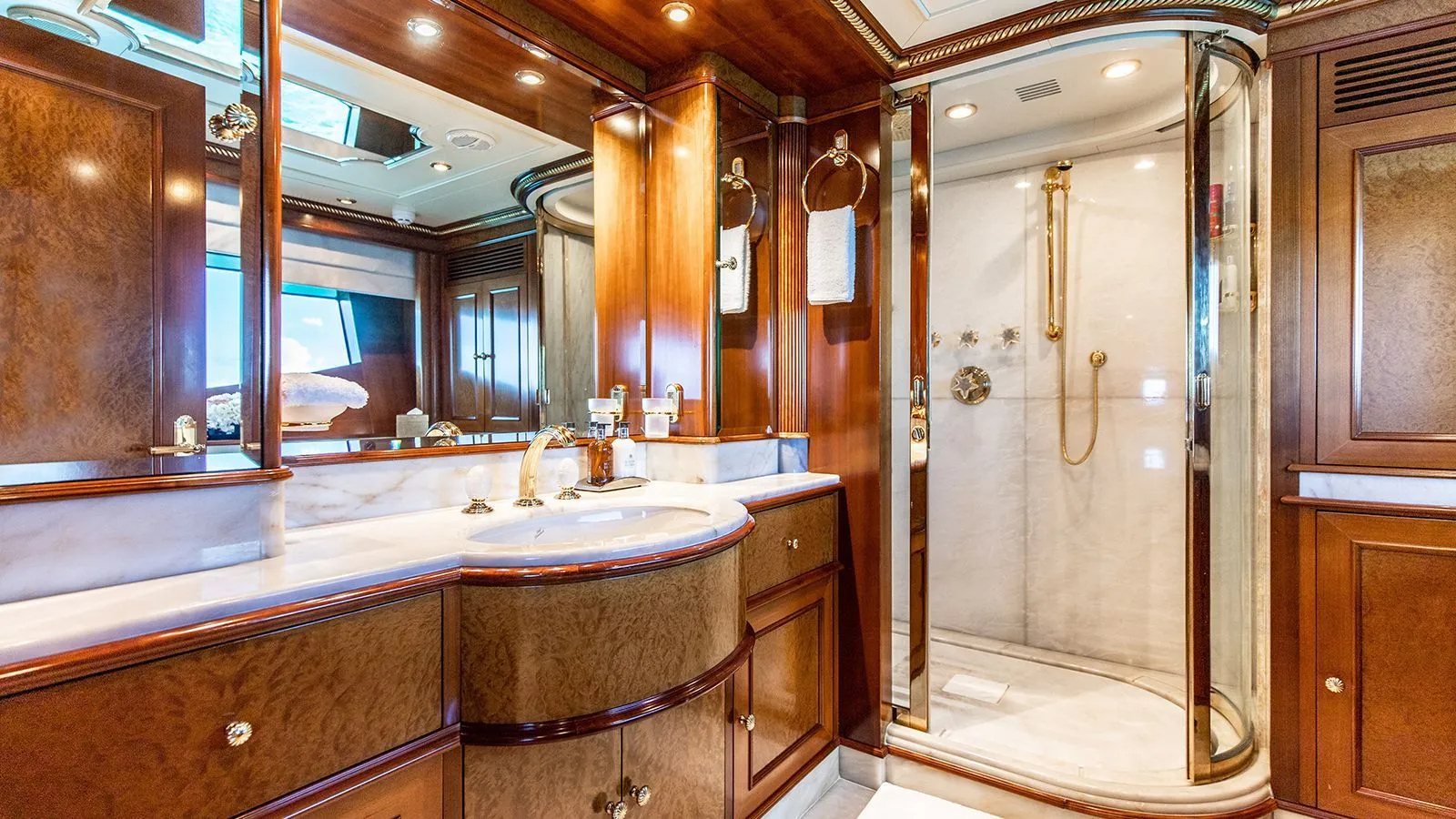 4.12 Ensuite bathroom.jpg