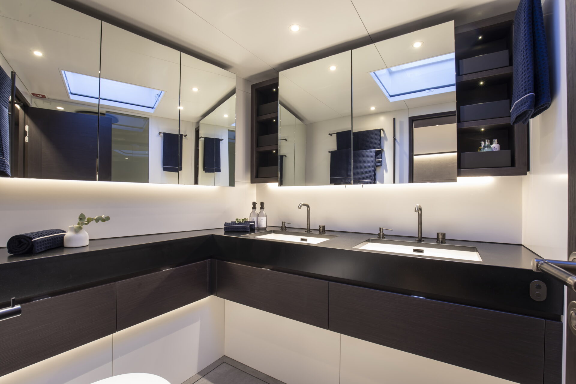 4.2 Contemporary ensuite bathrooms.jpg