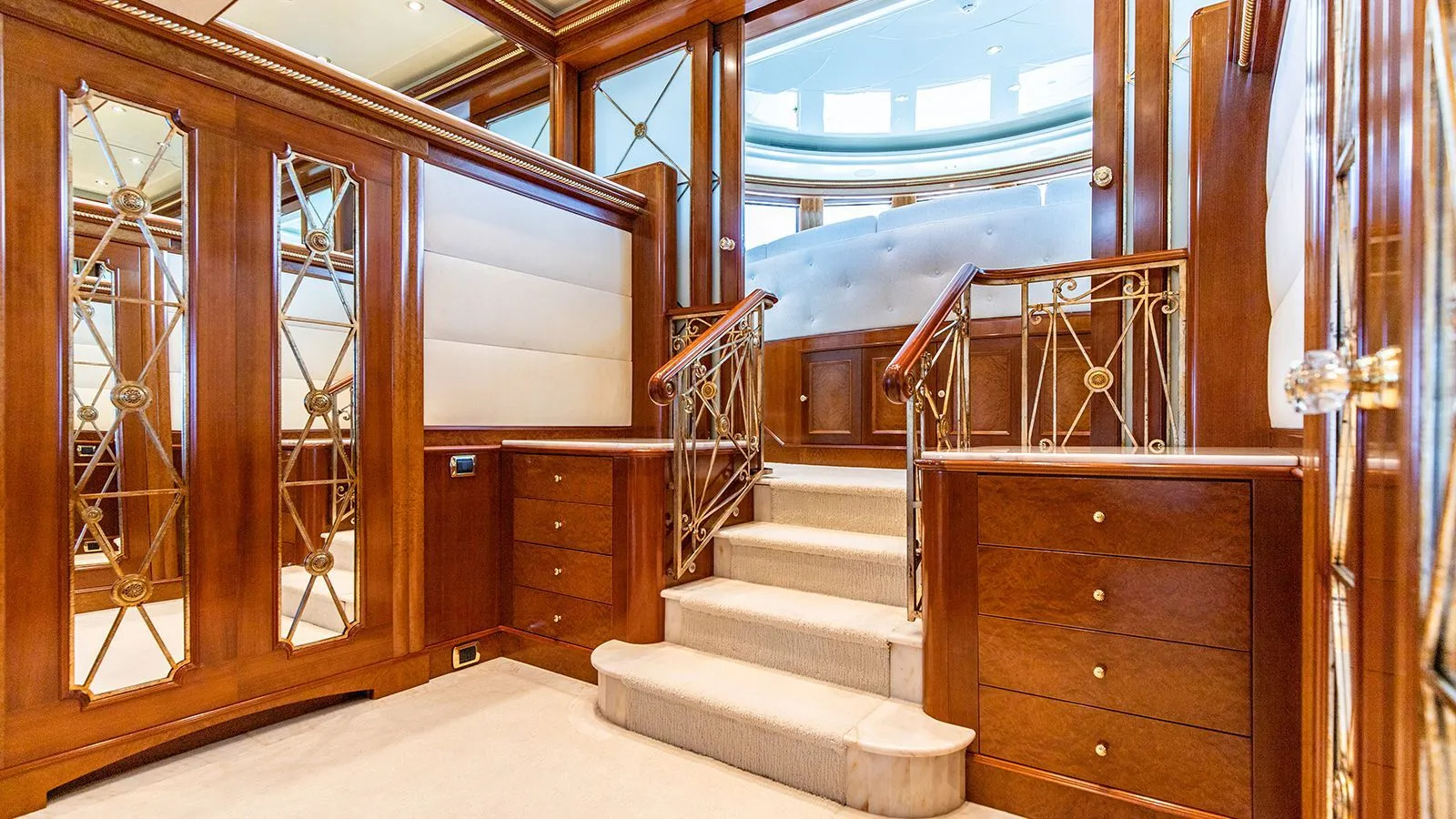 4.2 Master suite steps up to master lounge.jpg