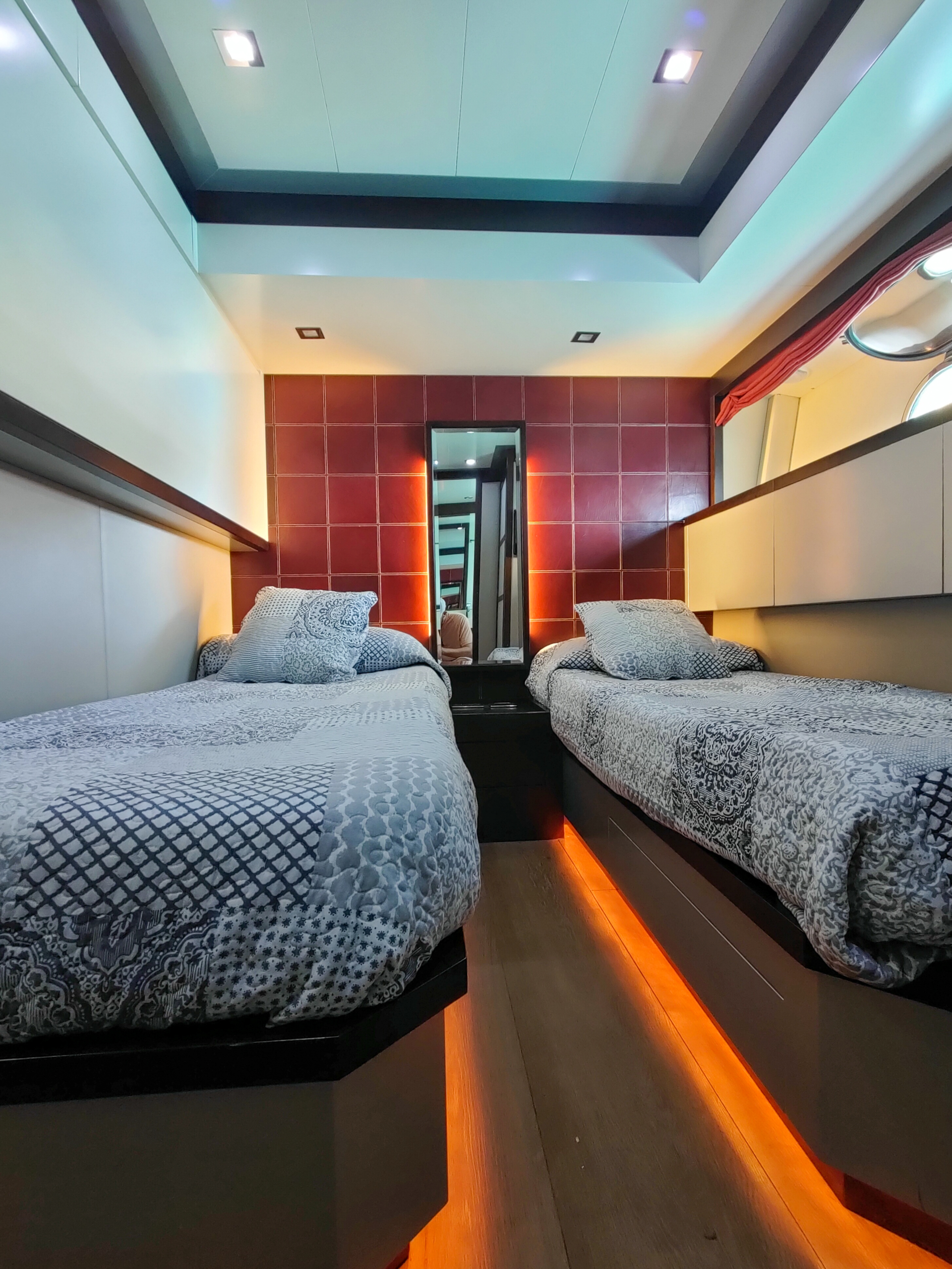 4.2 Twin cabin.jpg