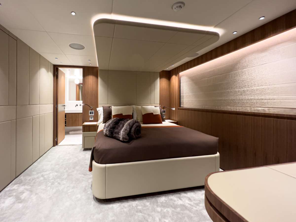4.3 Bridge deck cabin.jpg
