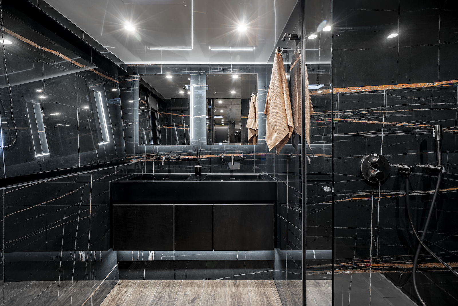 4.3 Glamorous master ensuite.jpg