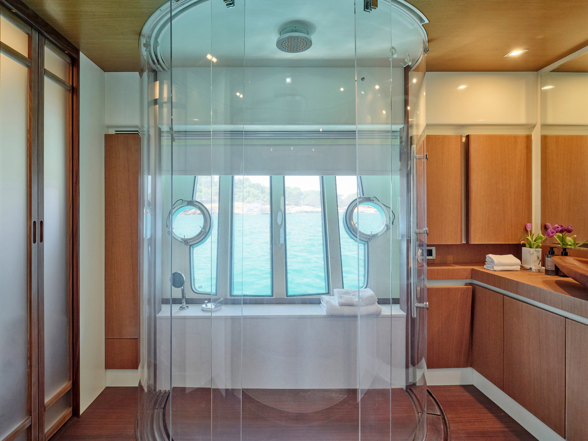 4.3 Master cabin unique circular shower.jpg