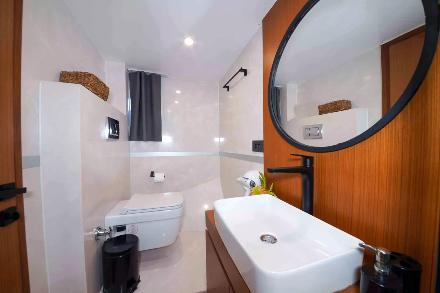 4.4 Ensuite bathroom.png