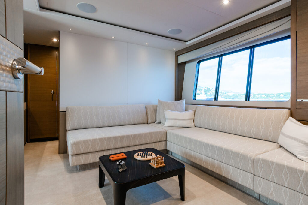 4.4 VIP salon lounge or additional cabin.jpg