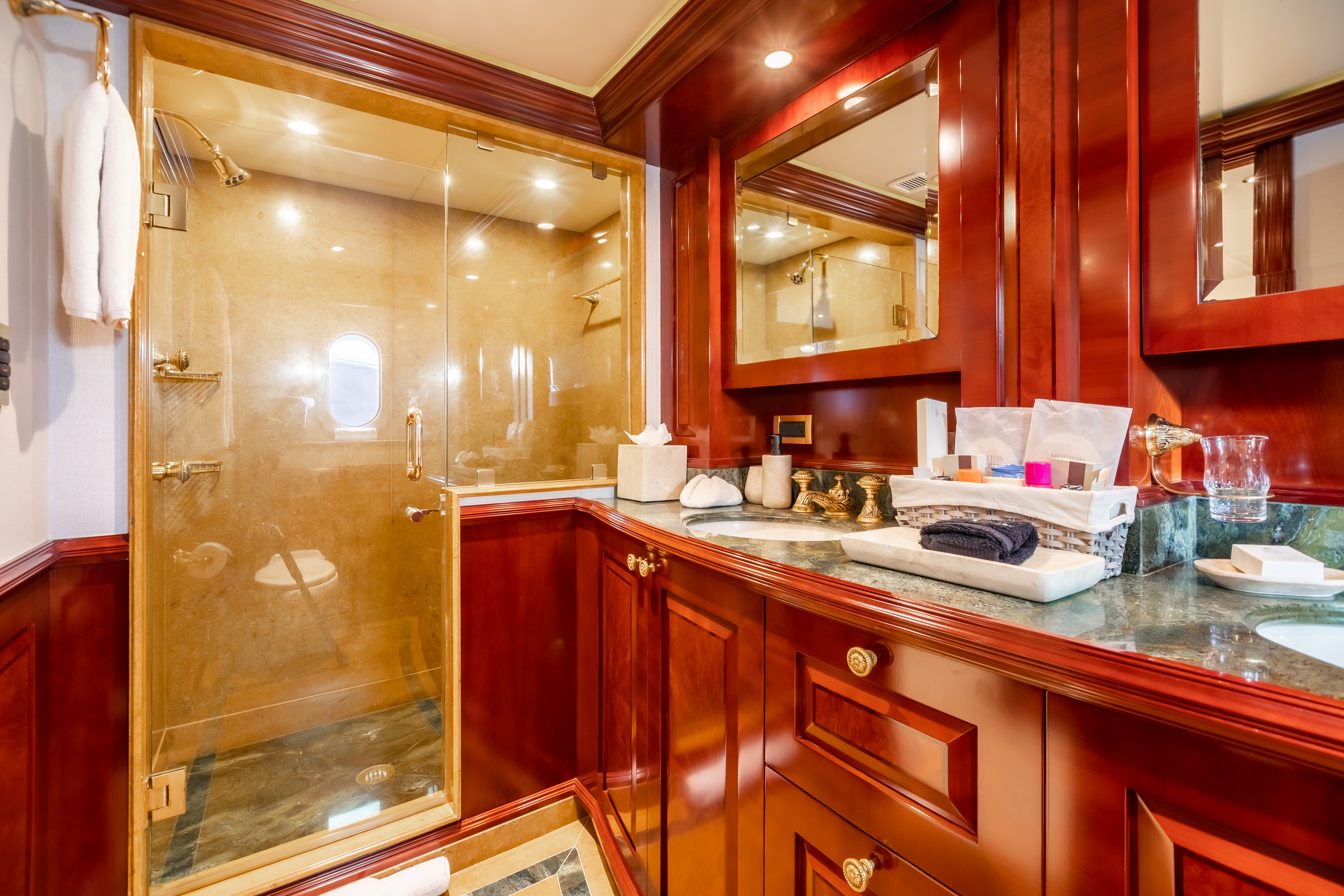 4.6 Guest bathroom.jpg