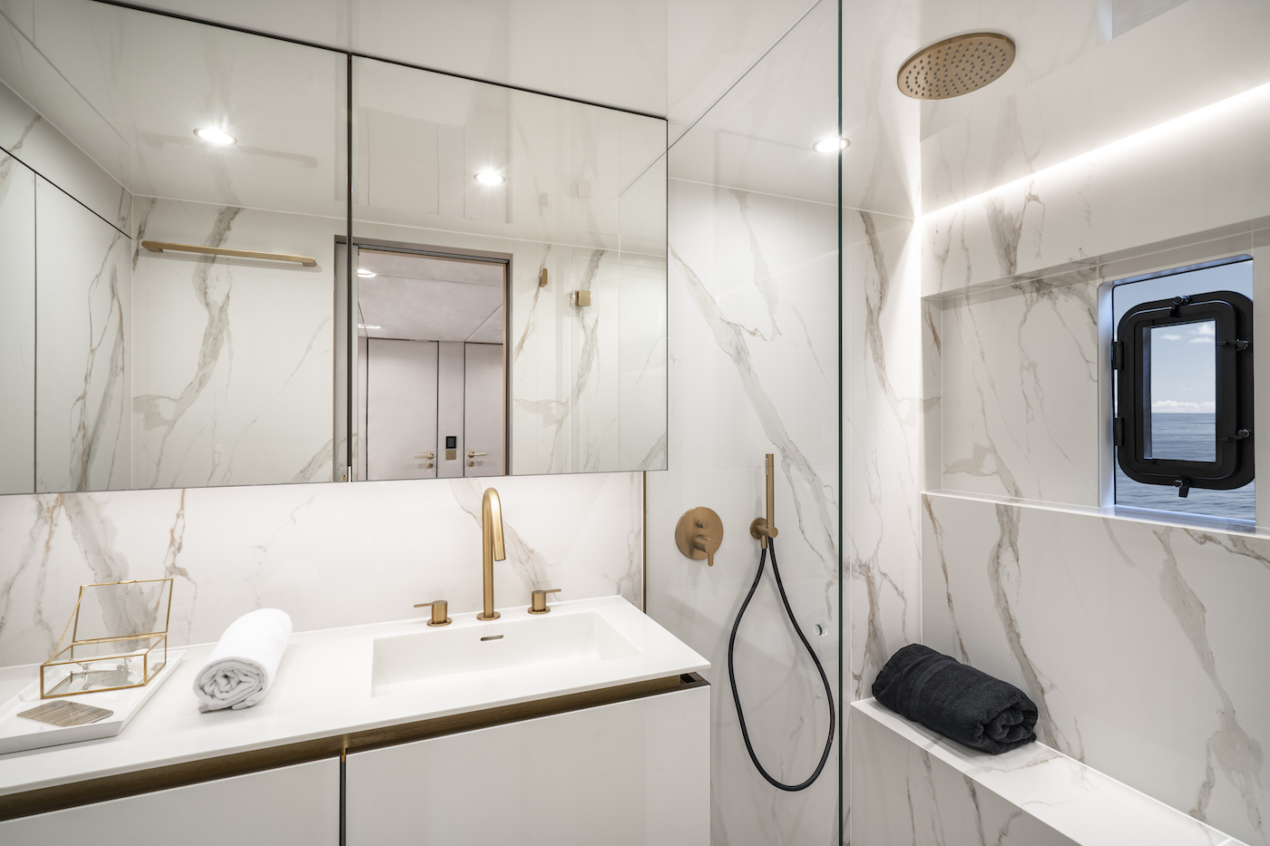 4.8 Ensuite bathroom.jpg