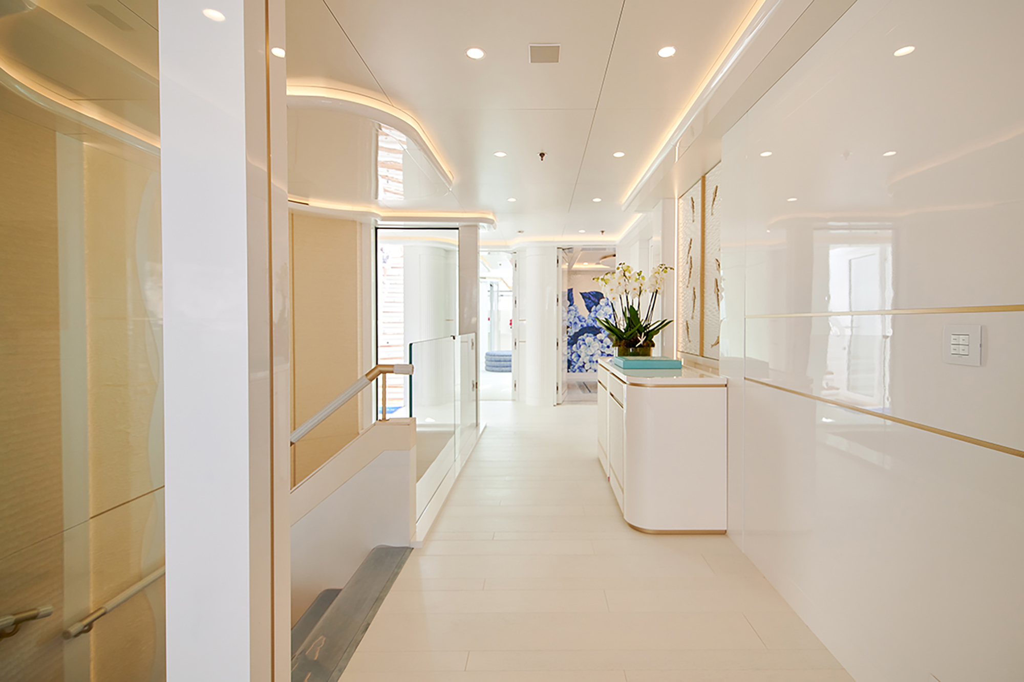 4.8 Owners deck hallway.jpg